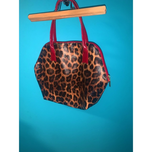 ELIZABETH ARDEN LEOPARD PRINT PURSE WITH RED HANDLES - Picture 2 of 3